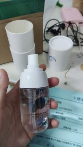 手中小喷喷眼镜水