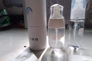 刚到手就试着擦了擦眼镜，效果很好，擦的挺干净的，小喷喷颜值也很高，店家还送了两包纸巾，好评～