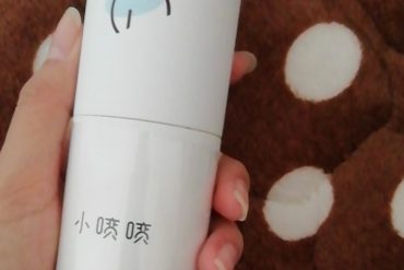 瓶子很好看，拿到手中爱不释手，挺好用的，送的纸巾不错。