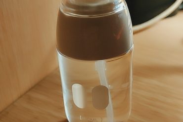 发货超快，包装可爱，有一股还挺好闻的香味儿，还送了几包小纸巾，最重要的是它比我买眼镜时自带的眼睛水擦的要干净……好耶！