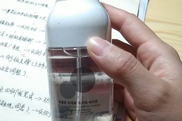 这是一款颜值超高的小喷喷，方便携带，而且气味也很好闻啊哦！特别喜欢它的包装，看起来很可爱。清洁效果很好。下次还会继续回购的。