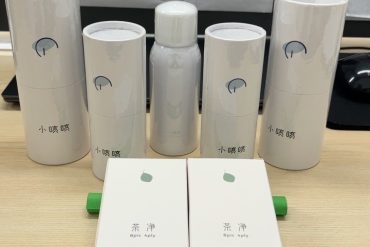 效果是挺不错的，味道也挺香。喷了以后然后用水冲基本没有水珠附着在镜片上，清洁能力挺强的。