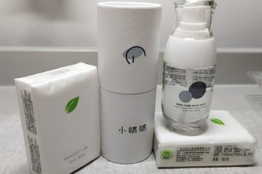 很好用的眼镜水，透明的瓶身，很清新的感觉，还带有一股淡淡的清香，简直是颜值控姐**福利，店主还送了纸巾软软的也超好用大爱❤️