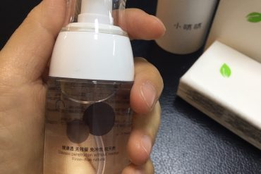 小喷喷收到，看到漂亮的瓶子，还有一个纸盒子包装，喷雾均匀，眼镜清洗非常方便干净，很不错的。