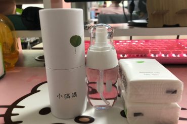 很实惠，使用的时候还有淡淡的清香！很是喜欢，瓶子也很卡哇伊，很是满意这次的购买，心动的小可爱们都可以放心的购买了！！！