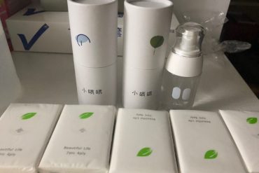 发货快，收到后马上用，眼镜清了很多，卖家很暖心，还送上两包纸巾，给店家满分👍👍👍👍