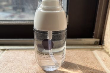 回购很多次啦！！觉得比一般的清洁喷雾要洗得干净，而且成分更加放心，对眼镜磨损小。颜值也很可爱！方便携带~♡♡♡