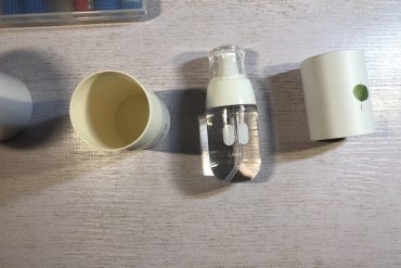 很漂亮的一个瓶子，里面水的味道也很好闻，性价比很高，总体感觉很不错，还送了两包纸巾