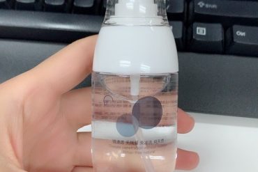 发货超快，包装可爱，有一股还挺好闻的香味儿，还送了几包小纸巾，最重要的是它比我买眼镜时自带的眼睛水擦的要干净……好耶！