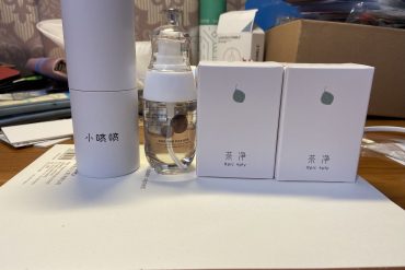 小喷喷外观设计高端大气，擦拭眼镜很干净，清洗液还带有一股香味，还送了擦拭布和纸巾，想入手的小伙伴值得入手